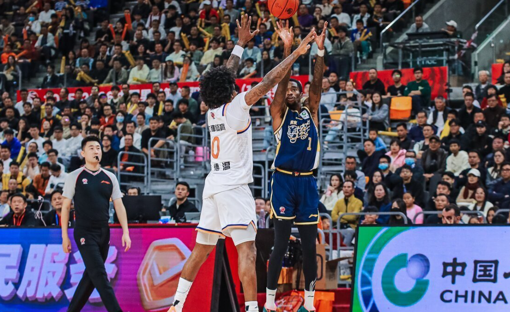 乐鱼-看了阿旺奎因互相甩锅拒投三分的名场面，才知道广东队架构有多糟